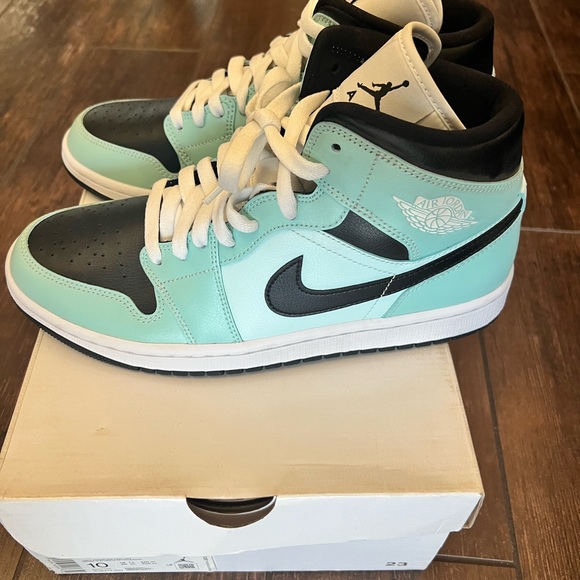 Women’s Air Jordan one mid size 10 men’s size 8 1/2 - Picture 3 of 5